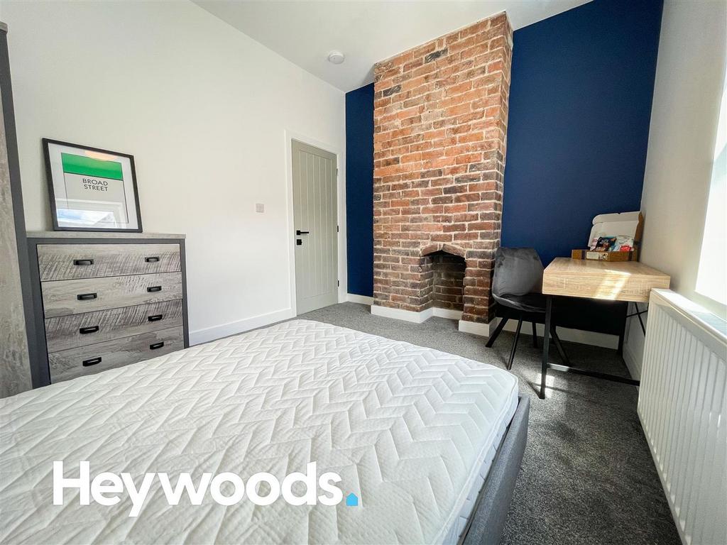 NewcastleunderLyme ST5 4 bed end of terrace house to rent £2,080