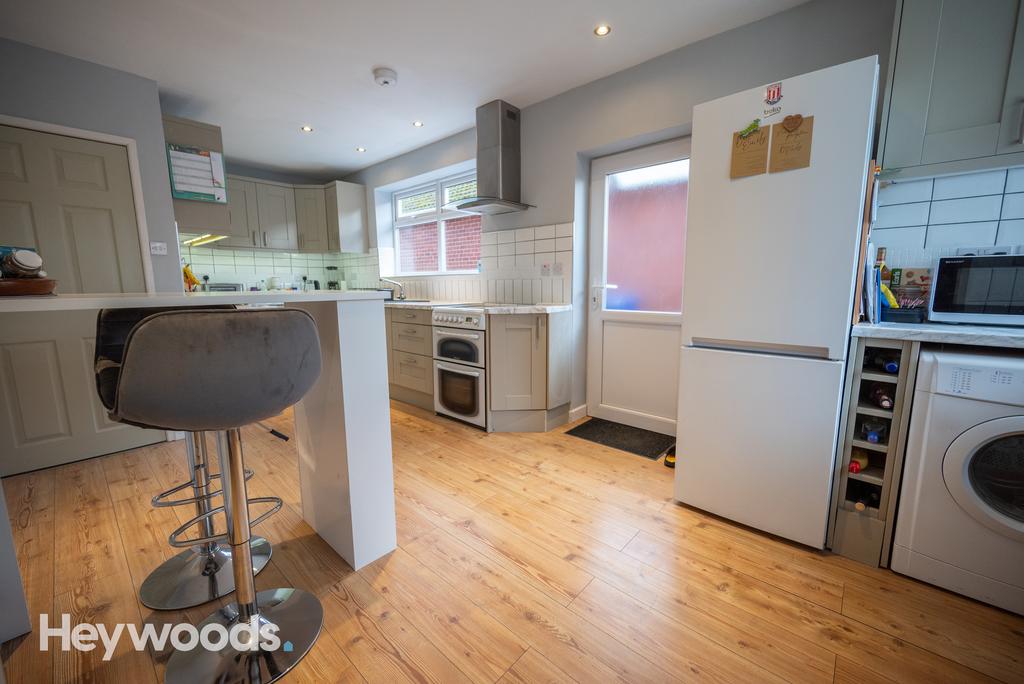 Paris Avenue, Westlands, Newcastle under Lyme 4 bed detached bungalow
