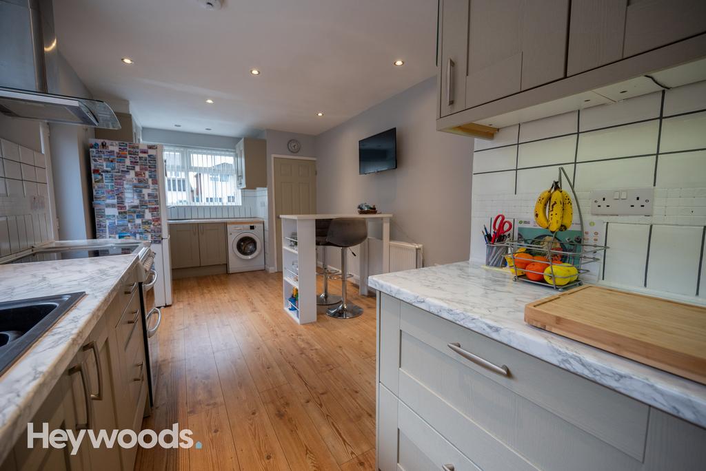 Paris Avenue, Westlands, Newcastle under Lyme 4 bed detached bungalow