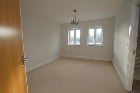 3 bedroom semi-detached house to rent, North Drive, Beaconsfield, HP9