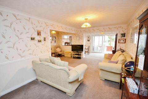 4 bedroom semi-detached house for sale - Avondale Gardens, Stanford-Le-Hope, SS17