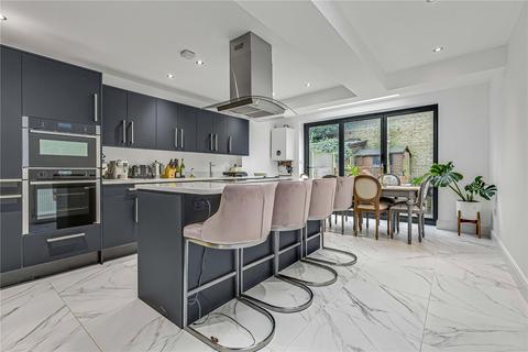 13 Petergate, London, SW11 2UE