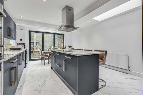 13 Petergate, London, SW11 2UE
