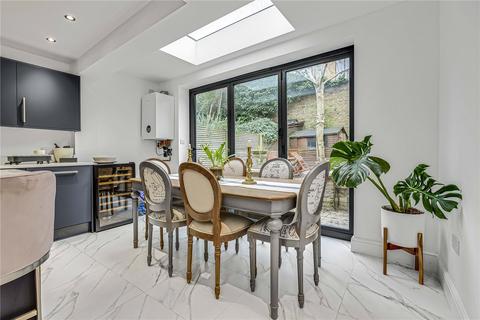 13 Petergate, London, SW11 2UE