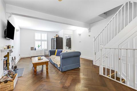 13 Petergate, London, SW11 2UE