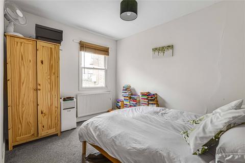 13 Petergate, London, SW11 2UE