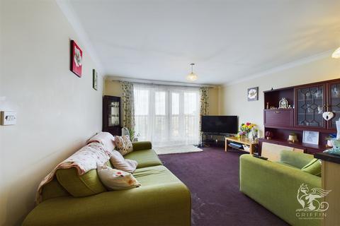 2 bedroom flat for sale, Argent Court, RM17