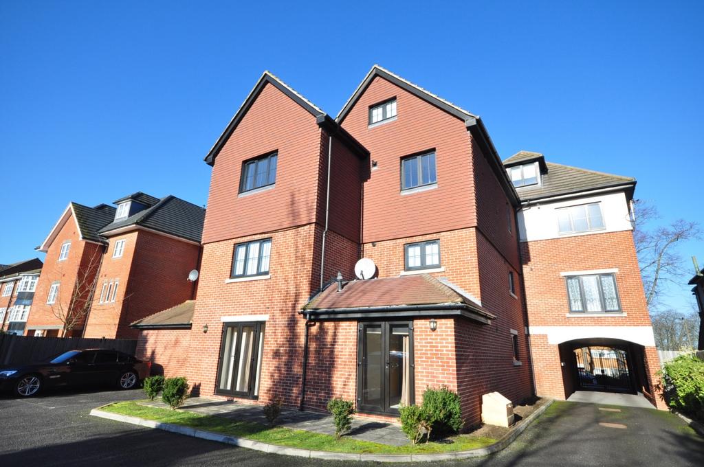Grove Road Sutton SM1 2 bed apartment to rent £1,500 pcm (£346 pw)