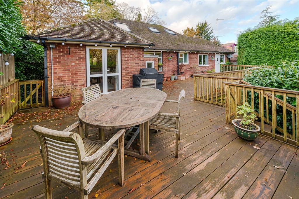 Burnt Hill Way, Wrecclesham, Farnham, Surrey, GU10 3 bed detached house