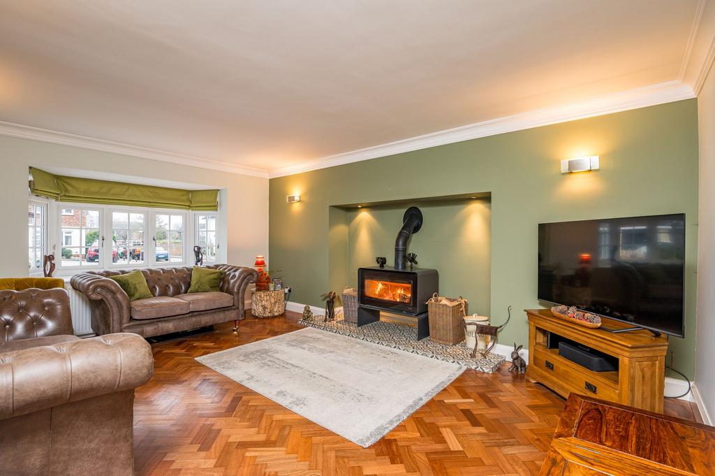 Wansfell Gardens, Thorpe Bay, SS1 4 bed detached house for sale £925,000