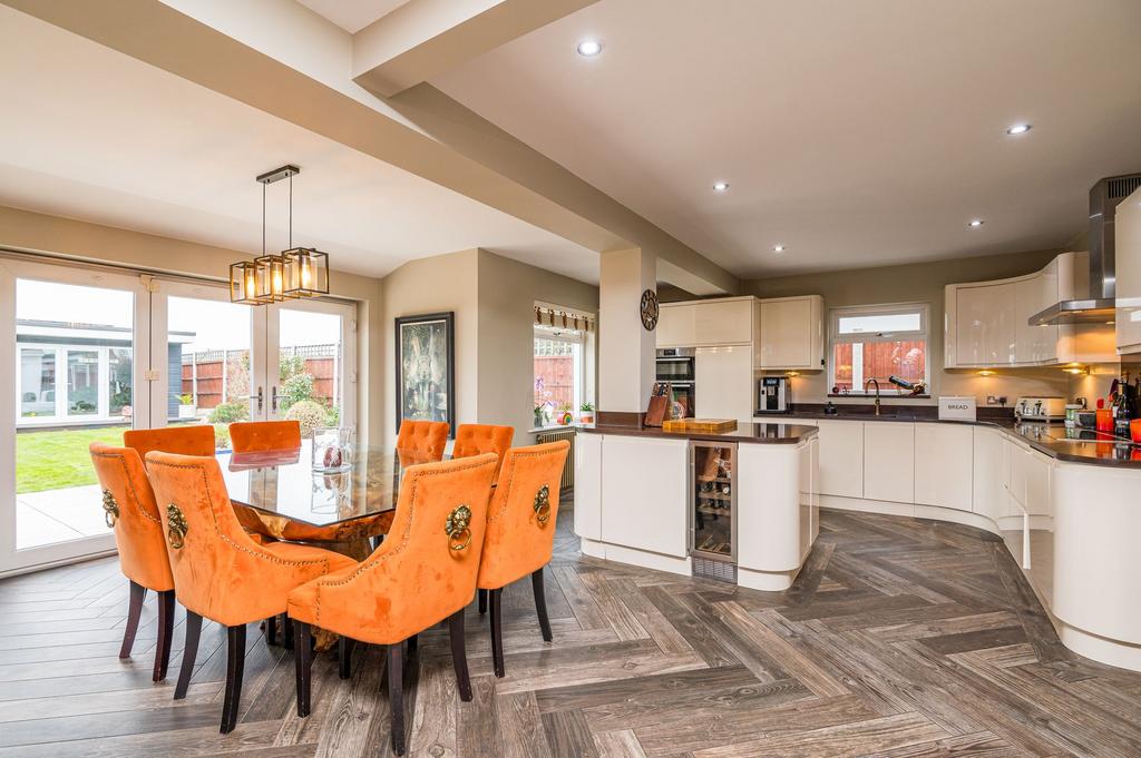 Wansfell Gardens, Thorpe Bay, SS1 4 bed detached house for sale £925,000