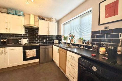 3 bedroom end of terrace house for sale, Link Road, Canvey Island