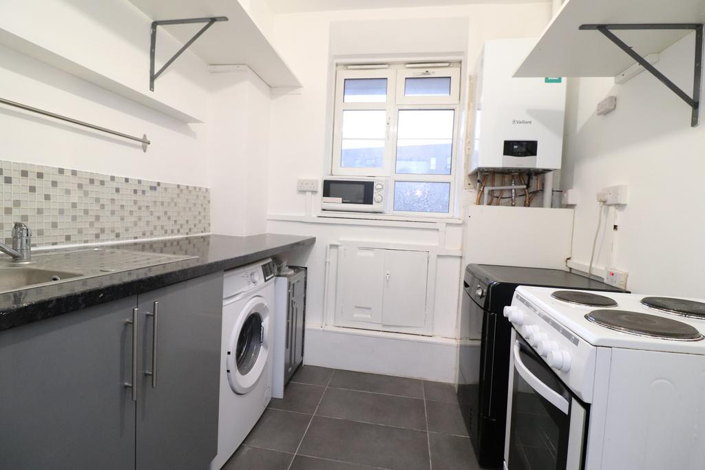 Ben Jonson Road, Stepney Green... 3 bed flat £2,500 pcm (£577 pw)