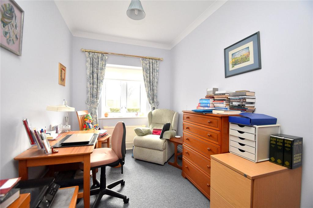 Mead Drive, Kesgrave, Ipswich, Suffolk, IP5 2 bed apartment £300,000