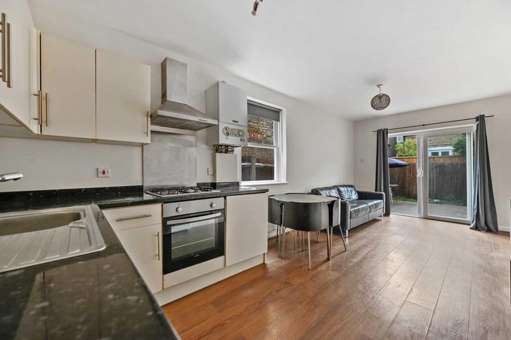 Townmead Road, Sands End, Fulham SW6 2SR 2 bed flat £2,297 pcm (£530 pw)