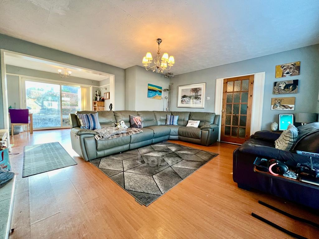 103 Lomond Crescent, Beith 5 bed detached house for sale £225,000