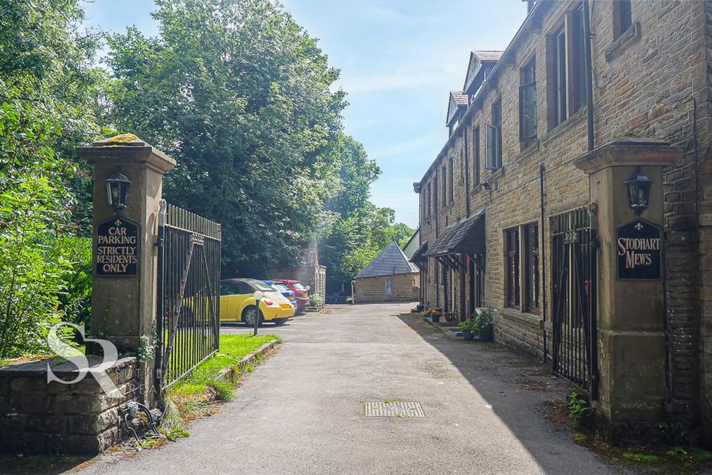 Hayfield Road, ChapelEnLeFrith, SK23 3 bed apartment for sale £235,000