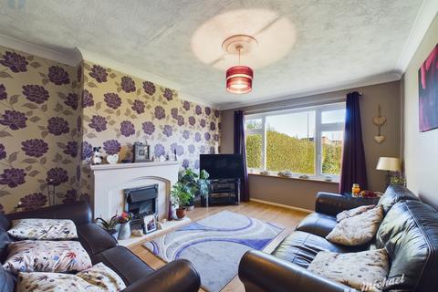 3 bedroom semi-detached house for sale - Welbeck Avenue, Aylesbury, Buckinghamshire