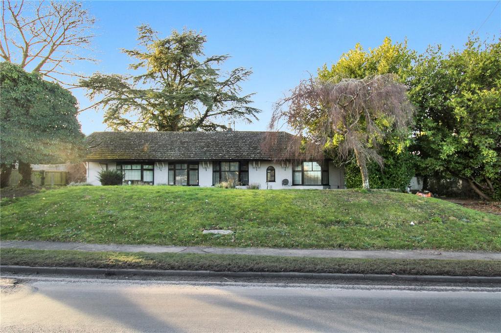 Marlborough Road, Badbury, Swindon, Wiltshire, SN4 3 bed bungalow for