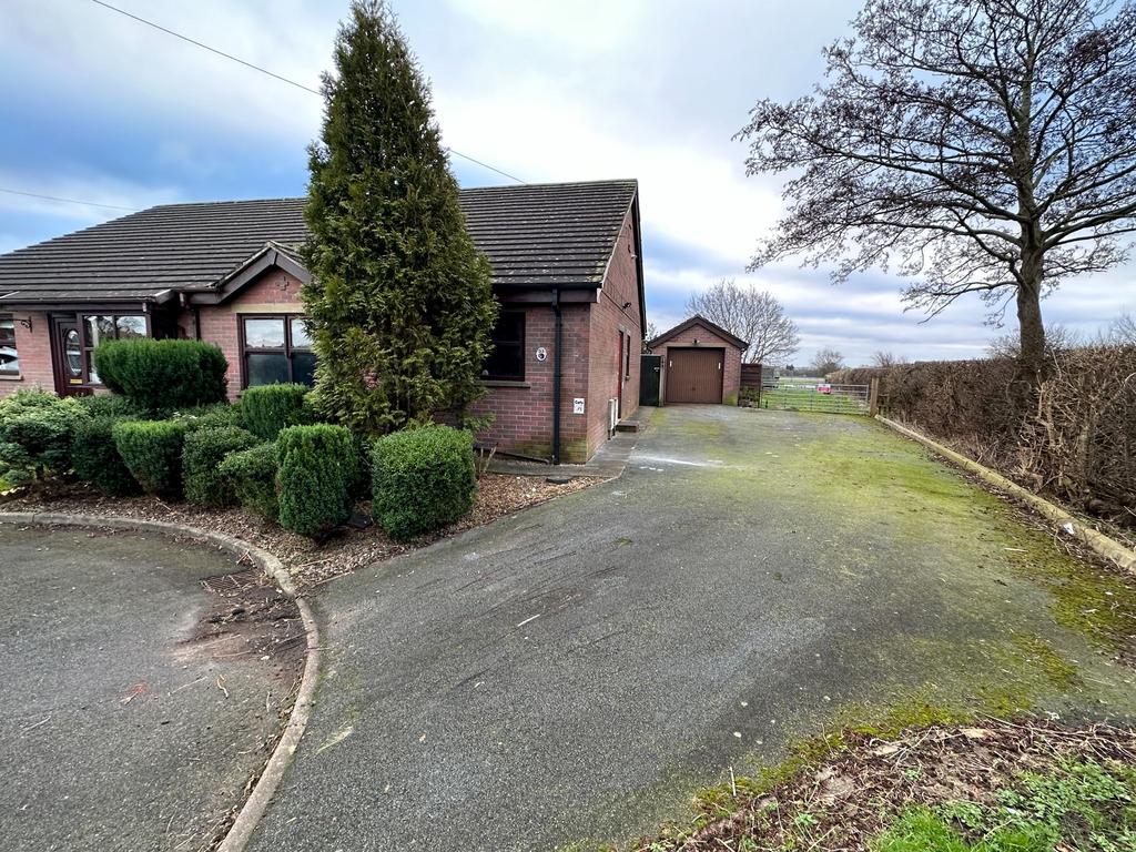 Green Lane West, Freckleton, PR4 2 bed semidetached bungalow £130,000
