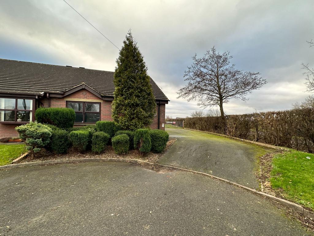 Green Lane West, Freckleton, PR4 2 bed semidetached bungalow £130,000
