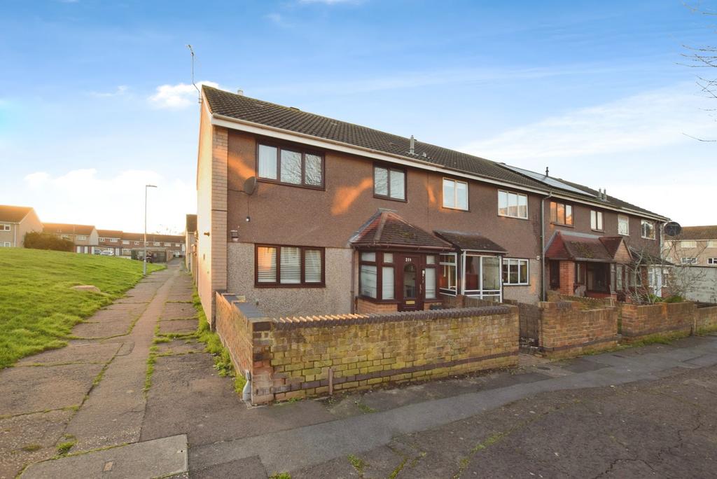 Lyndhurst Road, Corringham, SS17 3 bed end of terrace house for sale £325,000