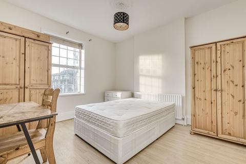 4 bedroom flat to rent, Falcon Road, London
