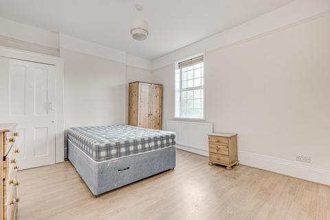 4 bedroom flat to rent, Falcon Road, London