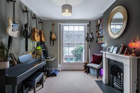 25 Allingham Street, London, N1 8NX