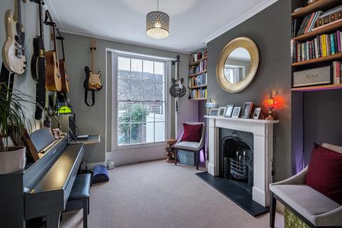 25 Allingham Street, London, N1 8NX