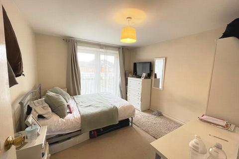 3 bedroom flat to rent, St. Lukes Court, Hatfield AL10
