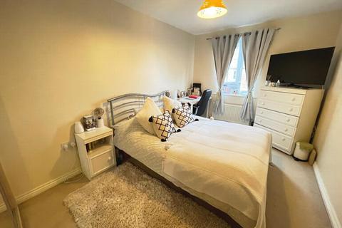 3 bedroom flat to rent, St. Lukes Court, Hatfield AL10