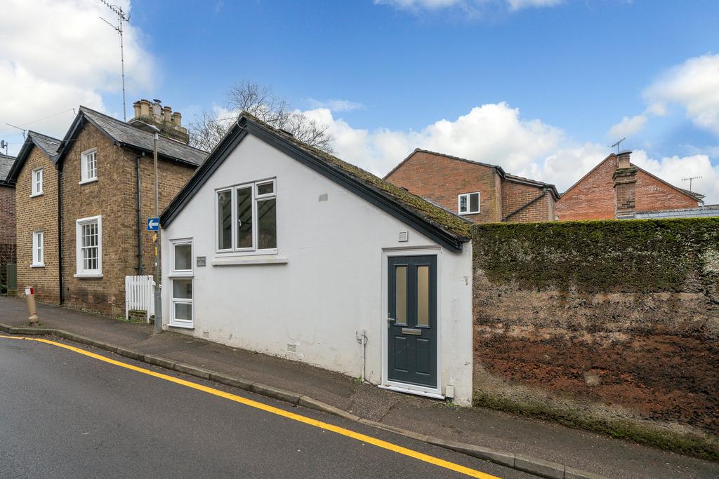 Chesham Road, Berkhamsted HP4 4 bed detached house to rent £1,700 pcm