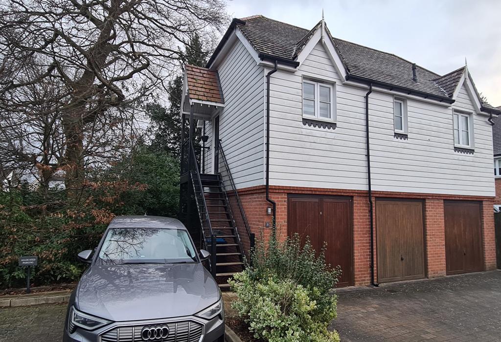 Driscoll Way, Caterham, Surrey 2 bed apartment £1,650 pcm (£381 pw)