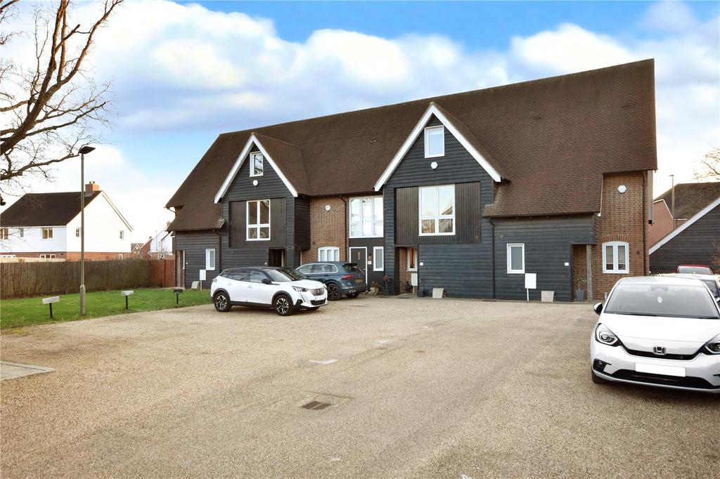 Horley, Surrey, RH6 3 bed terraced house for sale £425,000