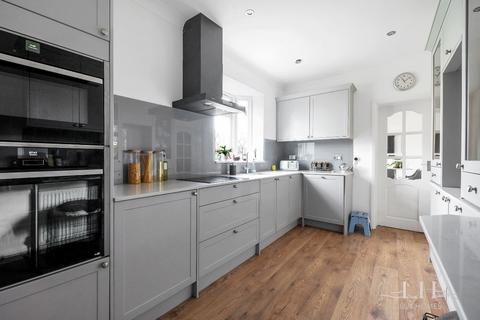 49 Ravenscourt Drive, Hornchurch, RM12 6HP