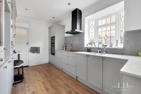 49 Ravenscourt Drive, Hornchurch, RM12 6HP