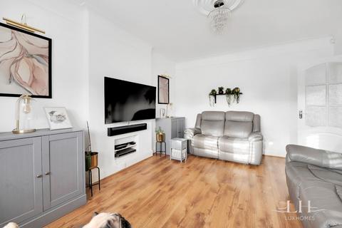 49 Ravenscourt Drive, Hornchurch, RM12 6HP