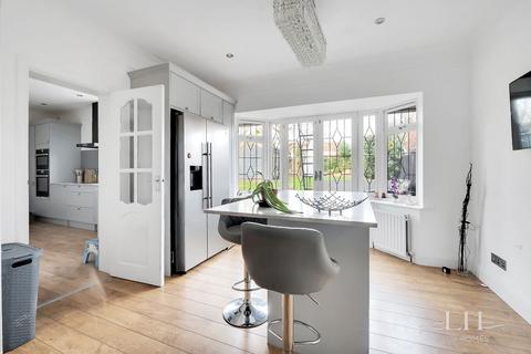 49 Ravenscourt Drive, Hornchurch, RM12 6HP