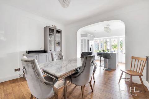 49 Ravenscourt Drive, Hornchurch, RM12 6HP