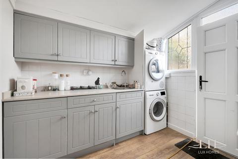 49 Ravenscourt Drive, Hornchurch, RM12 6HP