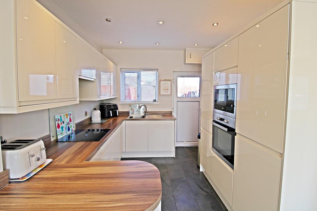 Talbot Green, Pontyclun CF72 3 bed semidetached house for sale £299,950