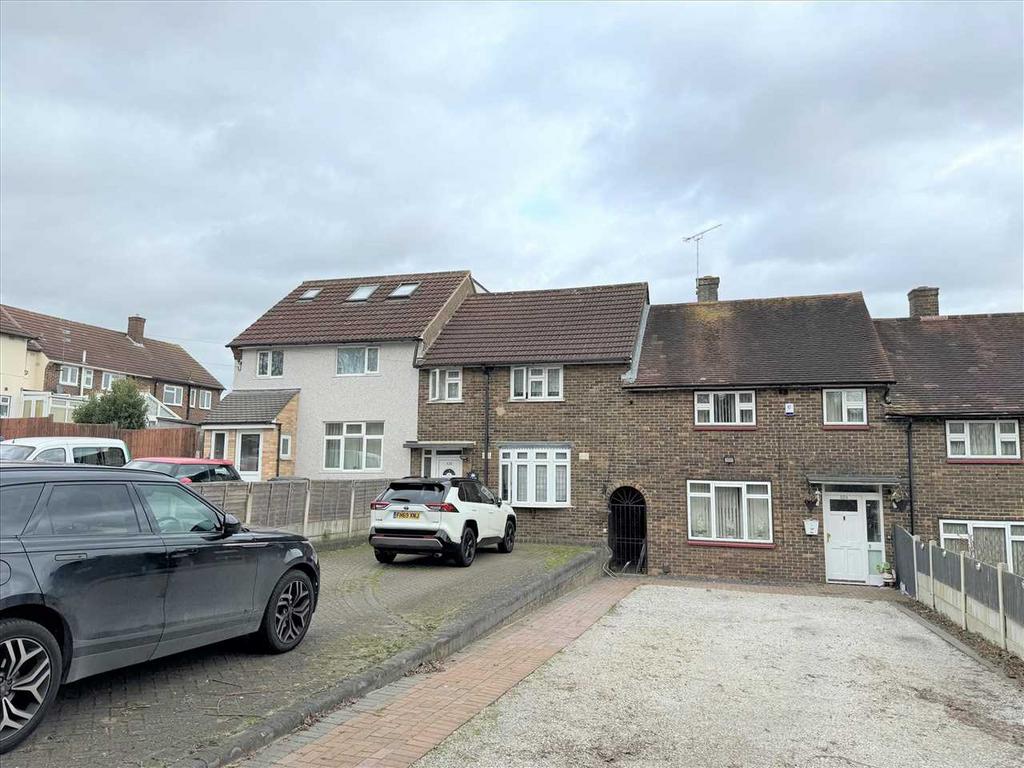 Straight Road, Romford, Romford 3 bed end of terrace house to rent £