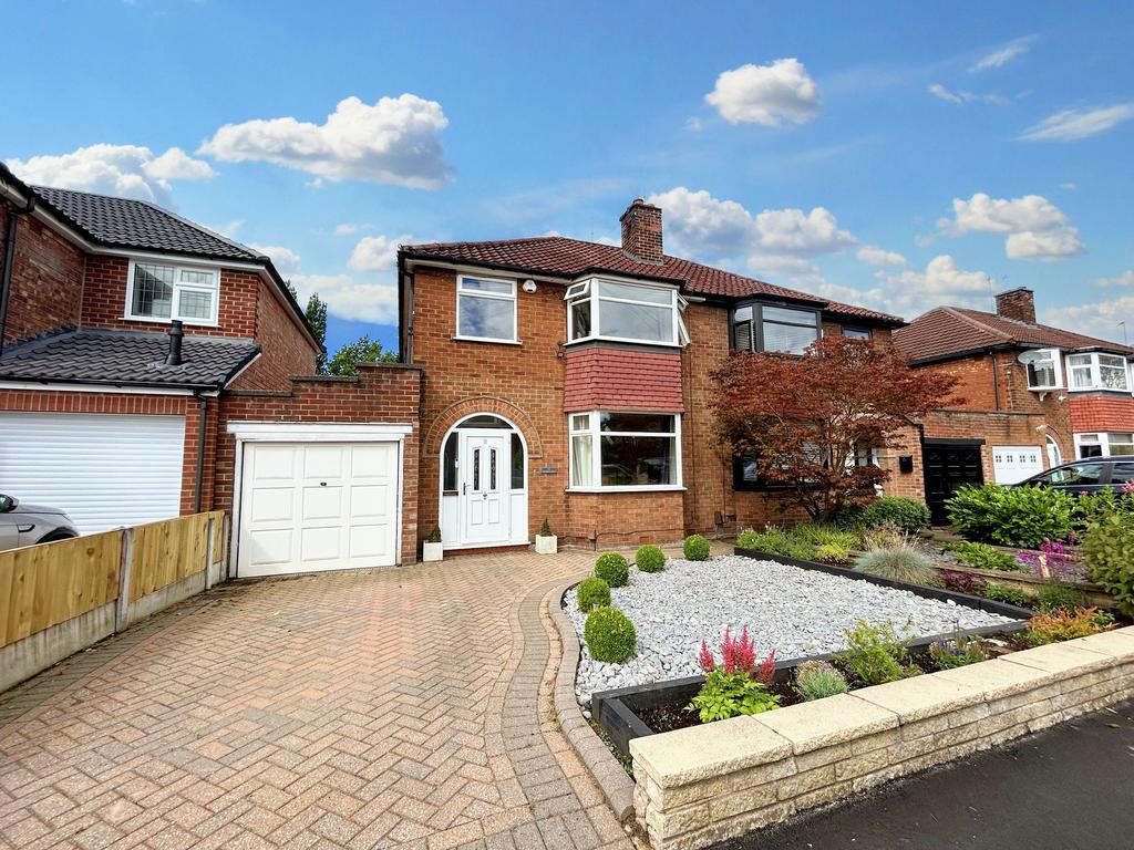 Worsley, Manchester M28 3 bed semidetached house for sale £375,000