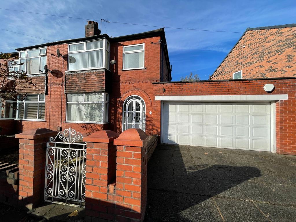 Swinton, Manchester M27 3 bed semidetached house to rent £895 pcm (£