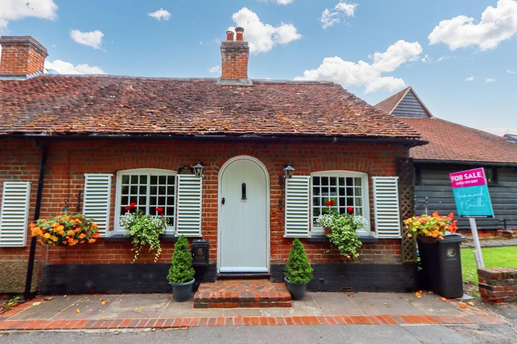 Thornwood, Epping CM16 3 bed cottage for sale £565,000