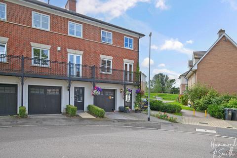 3 bedroom end of terrace house for sale, Mowbray Close, Epping CM16