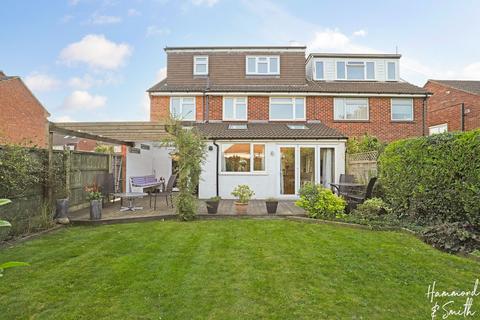 18 Barnfield, Epping, CM16 6RL