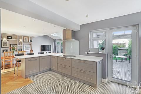 18 Barnfield, Epping, CM16 6RL