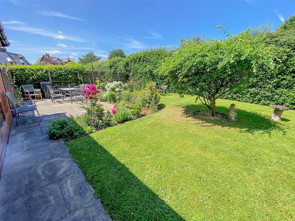 The Crescent, Bromsgrove... 2 bed apartment for sale £95,000